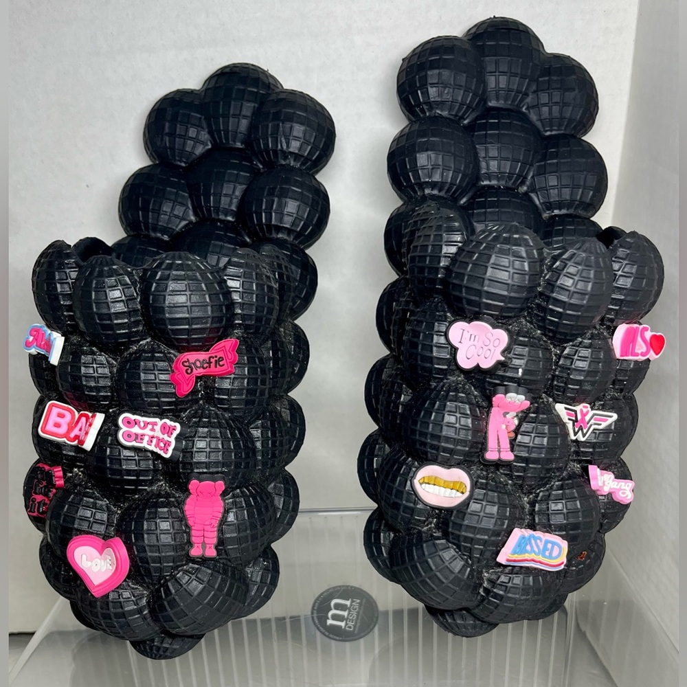 WOMEN’S BLACK BUBBLE CLOG SLIDES W/CLOG CHARMS (ALL CHARMS INCLUDED)/SIZE 10